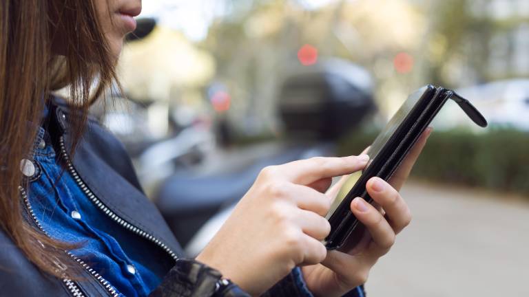 Expertos en derechos digitales explican cómo funciona la medida, sus antecedentes y los riesgos de recurrir a identidades ajenas.