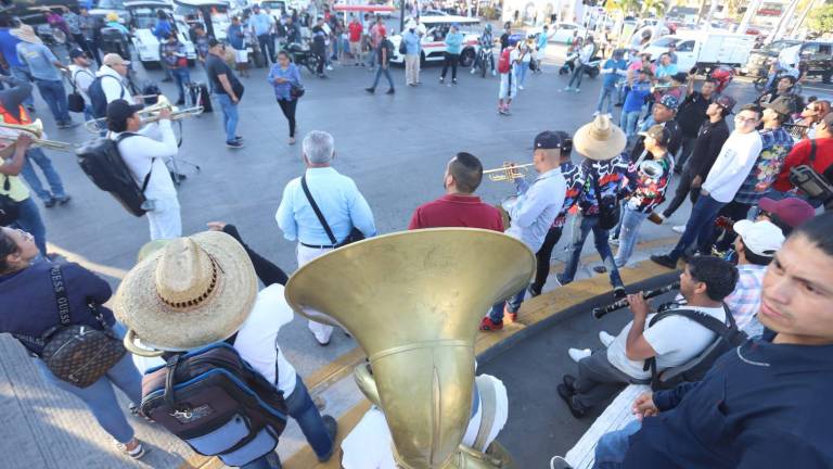 Ponen músicos de cabeza a la zona turística de Mazatlán durante 10 horas