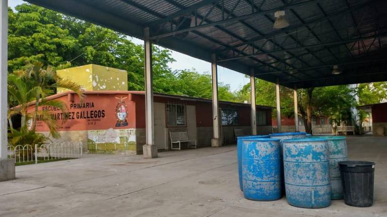 Gobierno de Ahome apoya con limpieza de escuelas