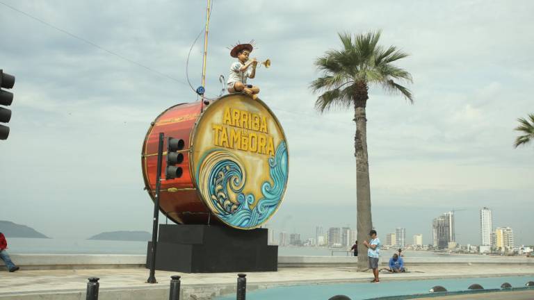 La tambora gigante y luminosa coronada por El Niño Perdido da forma al monigote “Arriba la Tambora”, ícono del Carnaval de Mazatlán 2026.
