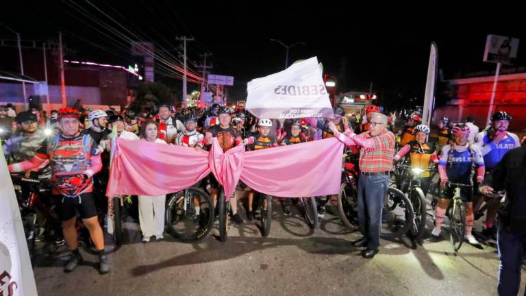 El Gobernador Rubén Rocha Moya dio banderazo a la Rodada Rosa este domingo.