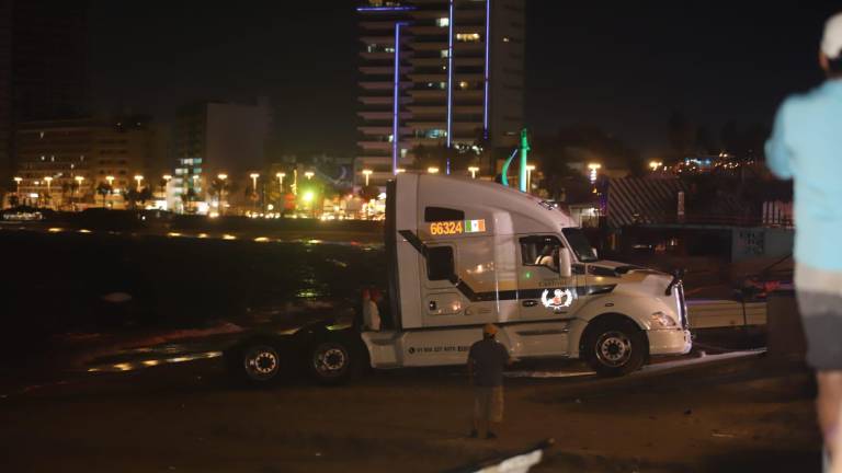 Se presume que el chofer del tráiler tomó la rampa de acceso para pangas y vehículos acuáticos para llegar hasta la arena de Playa Norte.