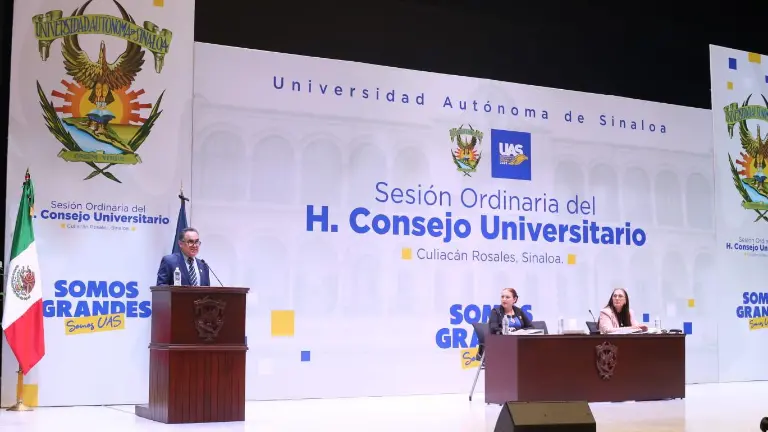El Rector Jesús Madueña Molina encabeza la sesión del Consejo Universitario de la UAS.