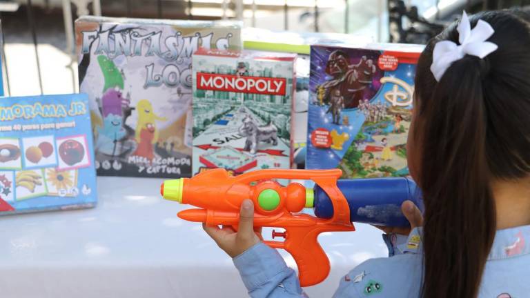 Niños y niñas han participado también en el canje de juguetes bélicos por juegos didácticos.