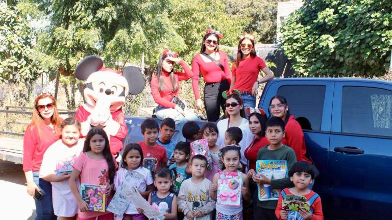 Los niños recibieron regalos, dulces y la visita de Mickey Mouse disfrazado de Santa, que llenó de emoción la jornada.