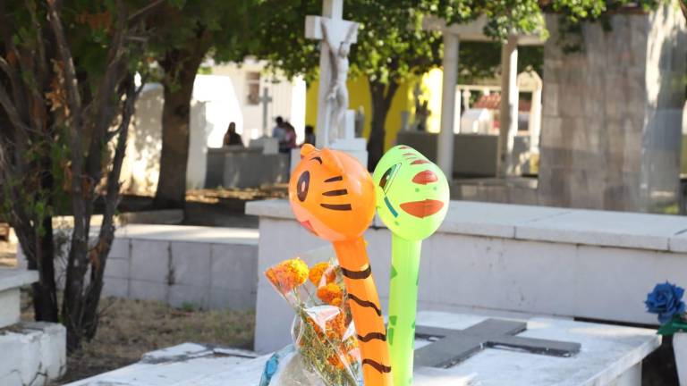 Familias mazatlecas decoran tumbas manteniendo viva la memoria de sus seres queridos en el Día de Todos los Santos y previo al Día de Muertos.