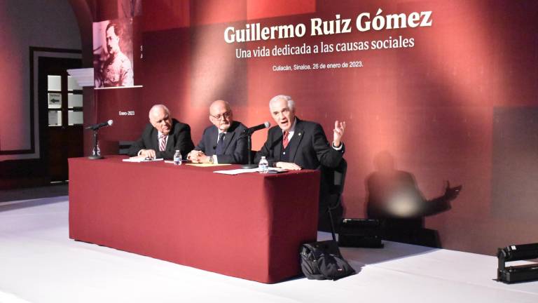 Mario Niebla, Carlos Ruiz Acosta y Diego Valadés, durante la presentación del libro.