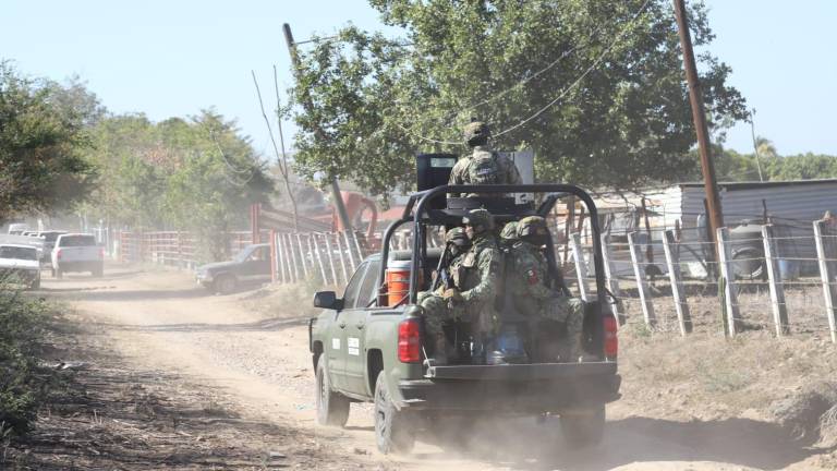 Elementos de seguridad resguardan el acceso al predio en El Verde, Concordia, mientras continúan las labores de búsqueda.