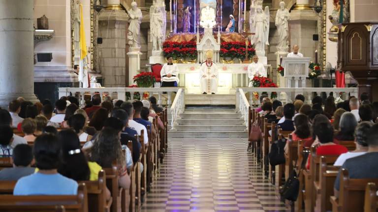 El Obispo de la Diócesis de Mazatlán, Mario Espinosa Contreras, presidió la misa de Navidad en la Catedral Basílica de la Inmaculada Concepción, ante decenas de fieles.