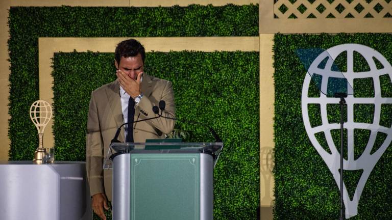 Roger Federer no puede contener la emoción al ingresar al Salón de la Fama del Tenis.