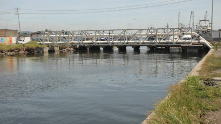 Autoridades prevén que será necesario construir un nuevo Puente Juárez en Mazatlán.