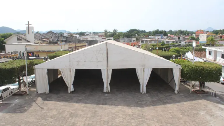 La pista de hielo será colocada en la explanada municipal como parte de las celebraciones decembrinas.