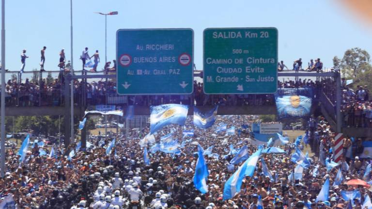 Miles de argentinos acompañaron el desfile de la Albiceleste en Buenos Aires.
