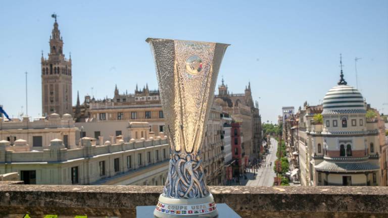 El trofeo de la Europa League ya se encuentra en Sevilla, donde el Eintracht Frankfurt y el Glasgow Rangers buscarán obtenerlo.