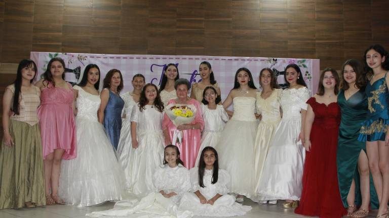 Nietas, hijas y clientes brindan modelan los diseños creados por Meche Montoya.