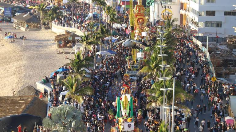 Los miles de asistentes se encuentran por la Avenida del Mar y los paseos Claussen y Olas Altas.