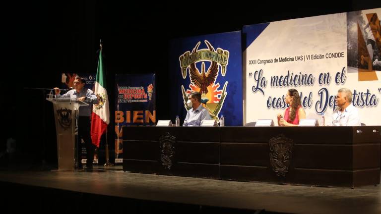 Gilberto Berrelleza Reyes da su mensaje en la ceremonia inaugural.