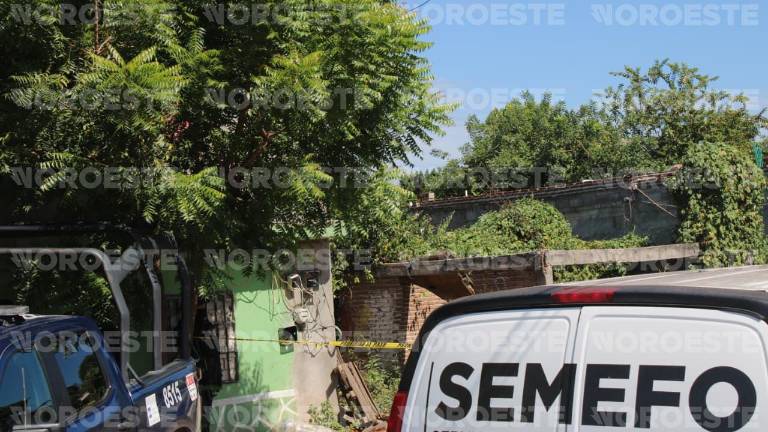 Autoridades acordonaron el área donde fue localizado el cuerpo de un hombre en el sector El Ranchito, al sur de Culiacán.