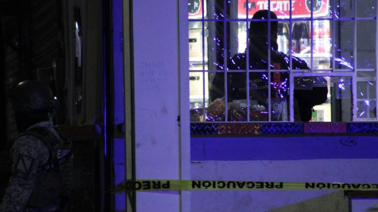 Autoridades acordonaron el expendio ubicado en Villa Bonita, donde fue asesinado a tiros su propietario la noche del miércoles.