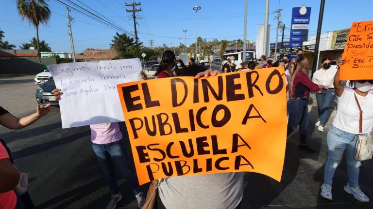 Padres de familia bloquean Avenida Gabriel Leyva, en Mazatlán, para exigir se rehabilite primaria ‘Aguilar Barraza’ en Colonia Juárez