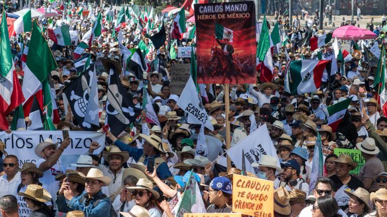 Manifestantes partieron alrededor de las 11:30 horas desde la glorieta del Ángel de la Independencia rumbo al Zócalo capitalino en la movilización convocada por Generación Z México.