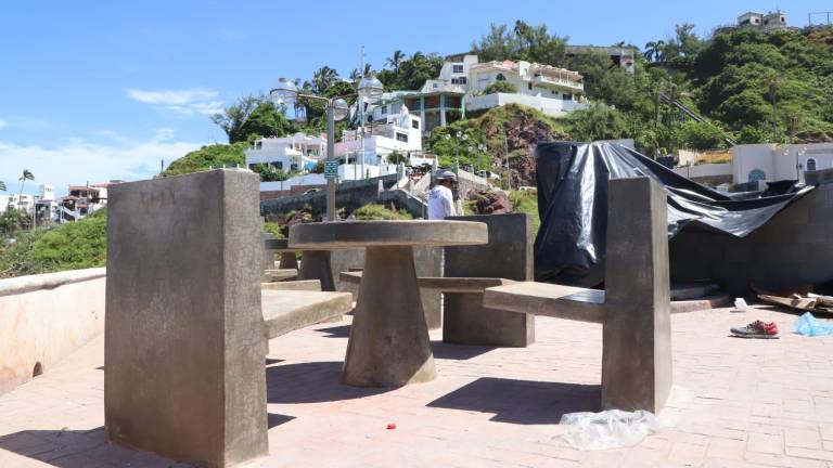 Construyen mesas y sillas en el ‘corazón’ del Paseo Centenario; moverán ahí estatua de José Alfredo Jiménez