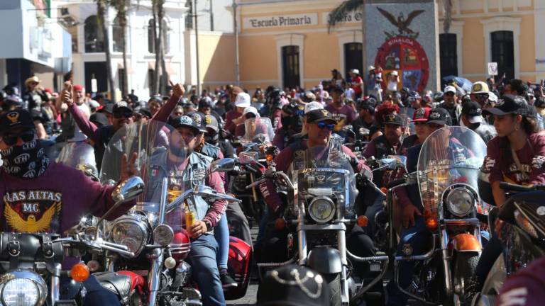 Vibran las motos en desfile por el malecón de Mazatlán