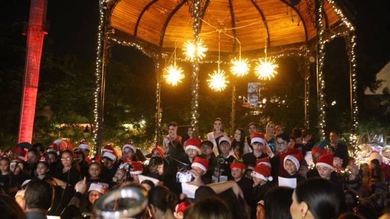 Decenas de personas asistentes disfrutaron de algunas interpretaciones navideñas del Coro Infantil de Mazatlán.
