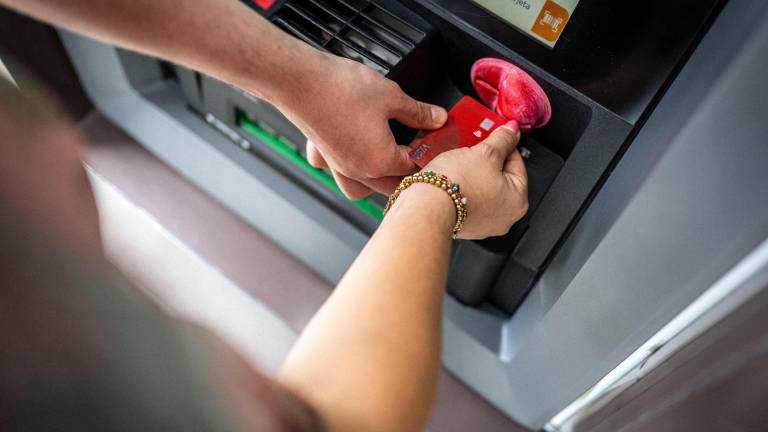 Víctimas de la delincuencia pierden dinero por la ayuda de desconocidos al usar cajeros.