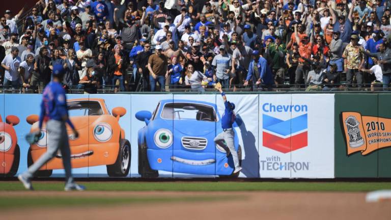 Kris Bryant se quedó con un elevado que parecía ser extrabase.