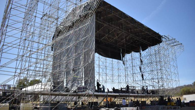 Para esta noche quedará listo el escenario de 43 metros de ancho y 18 de alto en Narnia.