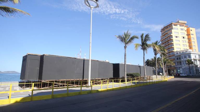 Módulos de baños públicos han sido instalados en Olas Altas, zona emblemática del Carnaval de Mazatlán.