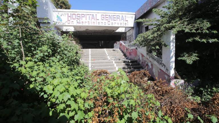 En el exterior del recinto es evidente el deterioro del inmueble, con paredes cubiertas de grafiti, actos de vandalismo, maleza crecida y una gran cantidad de basura esparcida por todo el lugar.