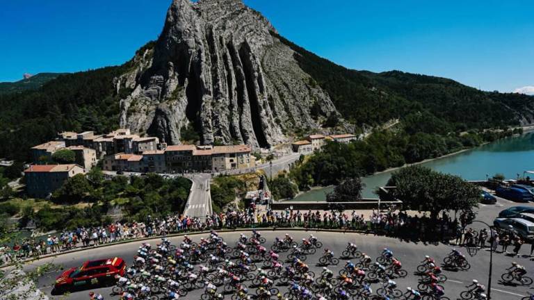 Se realiza la octava etapa del Tour de Francia Femenil.