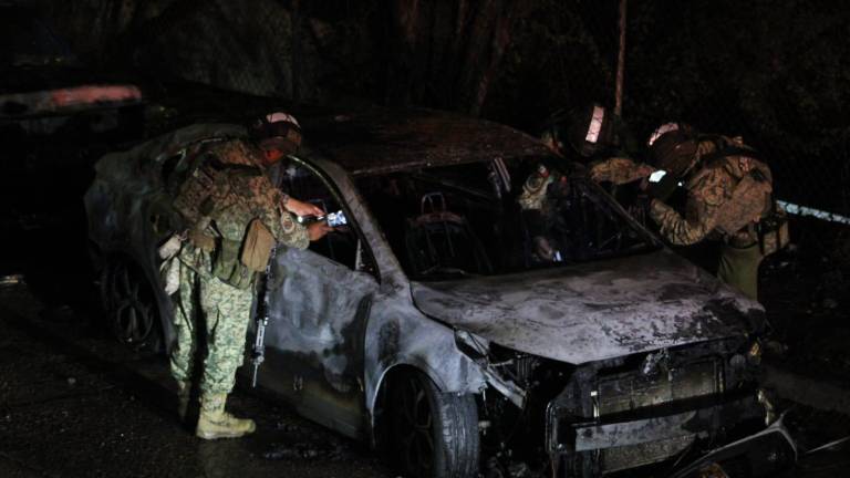 Elementos del Ejército inspeccionaron el vehículo luego de que el fuego fue controlado.