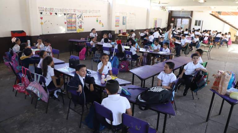 Desde hace más de un año, alumnos de la primaria Sixto Osuna, en Villa Unión, reciben clases en un salón de eventos.