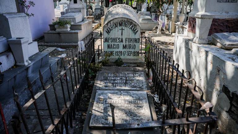 La cripta familiar Moriyama yace solitaria y ajena en la calzada principal del panteón, ajada por el tiempo y el olvido.