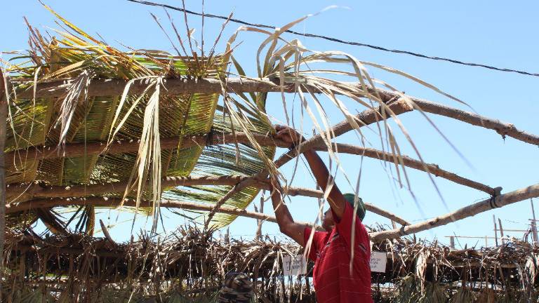 El constructor Juan José García Zambrano cuenta el proceso para montar las enramadas en las playas de Las Cabras.