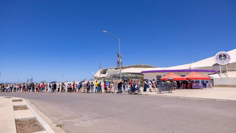 Cientos de aficionados al futbol acudieron a recoger su entrada para el último juego del Mazatlán F.C. en el Estadio El Encanto.