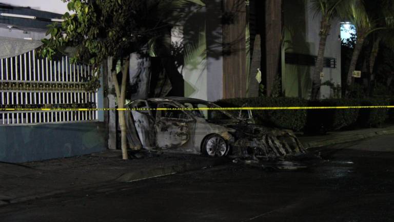 Un siniestro registrado este viernes en la colonia 21 de Marzo dejó una casa con daños y un automóvil en pérdida total.