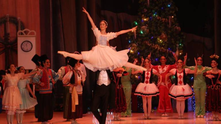 La Compañía de Ballet Clásico de Cultura y alumnos de la Escuela Municipal de Artes deleitaron al público con su talento.