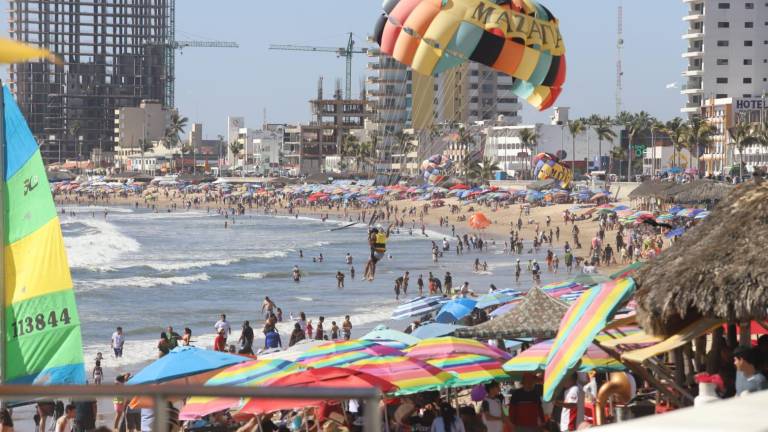 Disfrutan miles de personas de las playas y atractivos de Mazatlán en este Jueves Santo