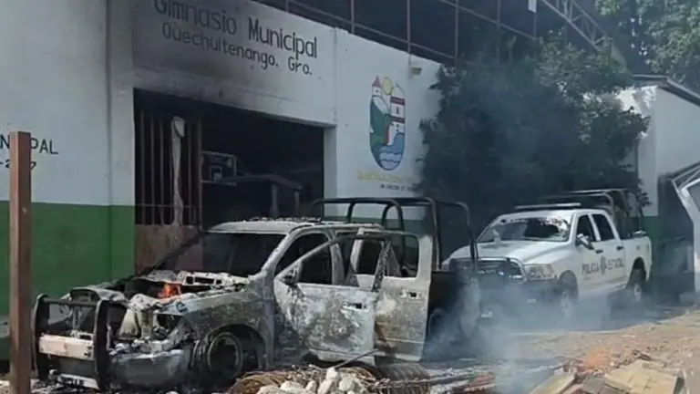 El vehículo incendiado por pobladores de Quechultenango, en Guerrero.