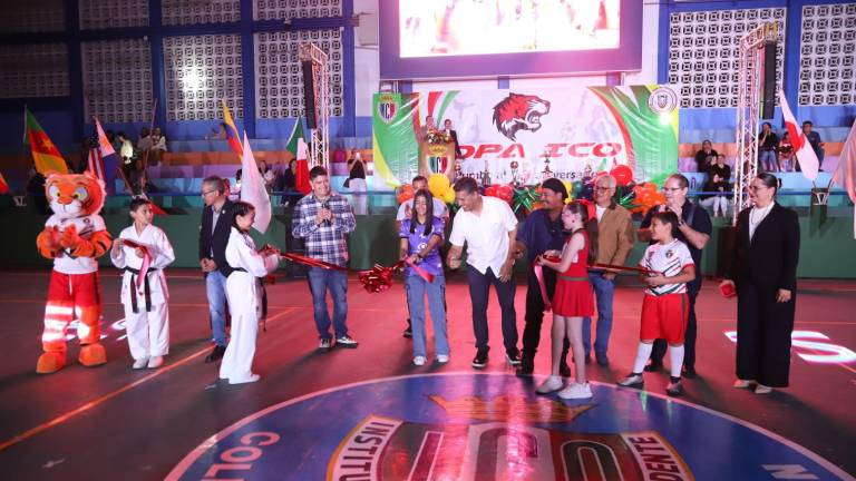 La futbolista Alejandra Zúñiga encabeza el corte de listón