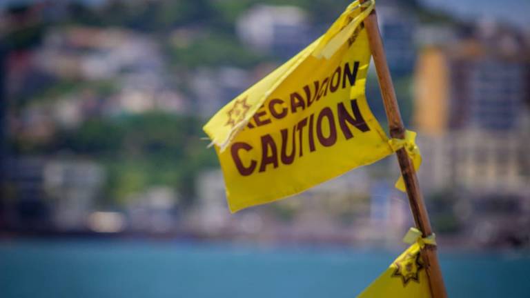 Debido al alto oleaje, las playas de Mazatlán registran este miércoles restricciones.