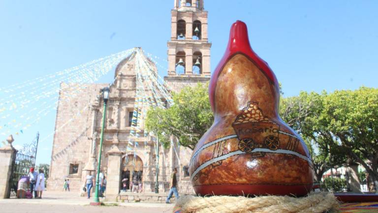 Las tradiciones de Rosario son plasmadas por Juan de Dios en bules y en triplay con el pirograbado.