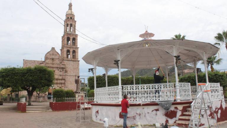 Vecinos celebran rehabilitación de la plaza Lola Beltrán.
