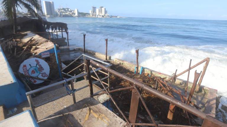 Negocios en la orilla de la playa registran daños por el oleaje registrado en Mazatlán.