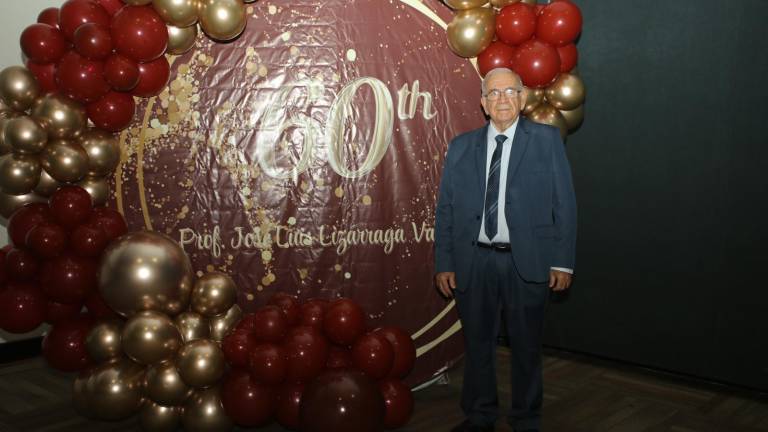 El profesor José Luis Lizárraga Valdés recibió un homenaje por sus 60 años de trayectoria activa en la educación.