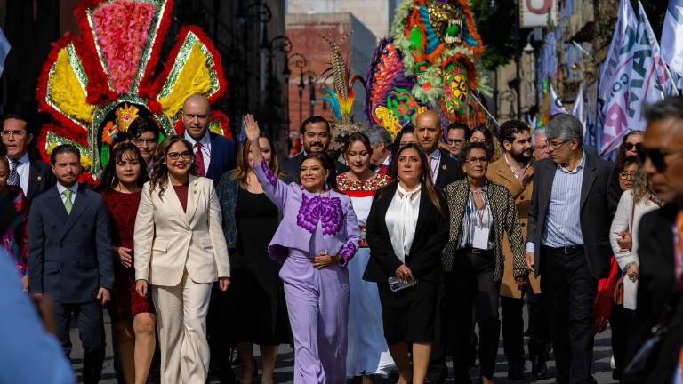 En las calles aledañas al Congreso de la CDMX cientos recibieron a Clara Brugada entre música, pancartas y participación ciudadana.